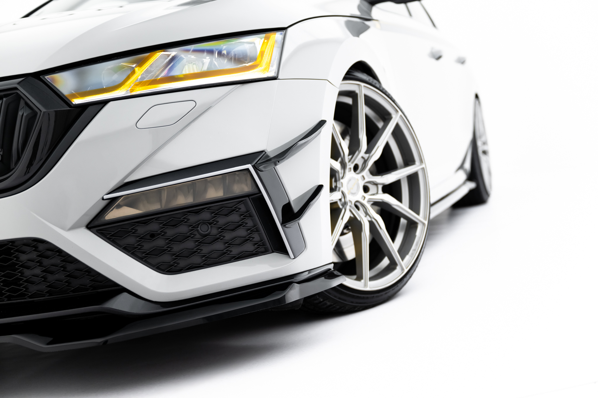 Canards (owiewki przedniego zderzaka) Skoda Octavia RS Mk4