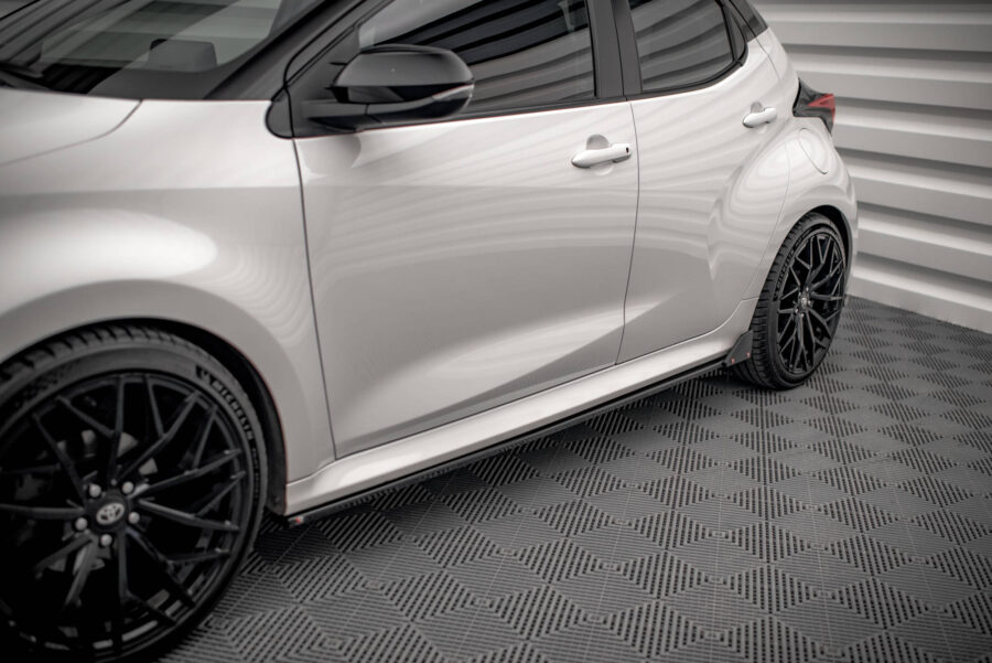 Sideskjørt V.1 Med Flaps Toyota Yaris Mk4 – bilde 1 av 5