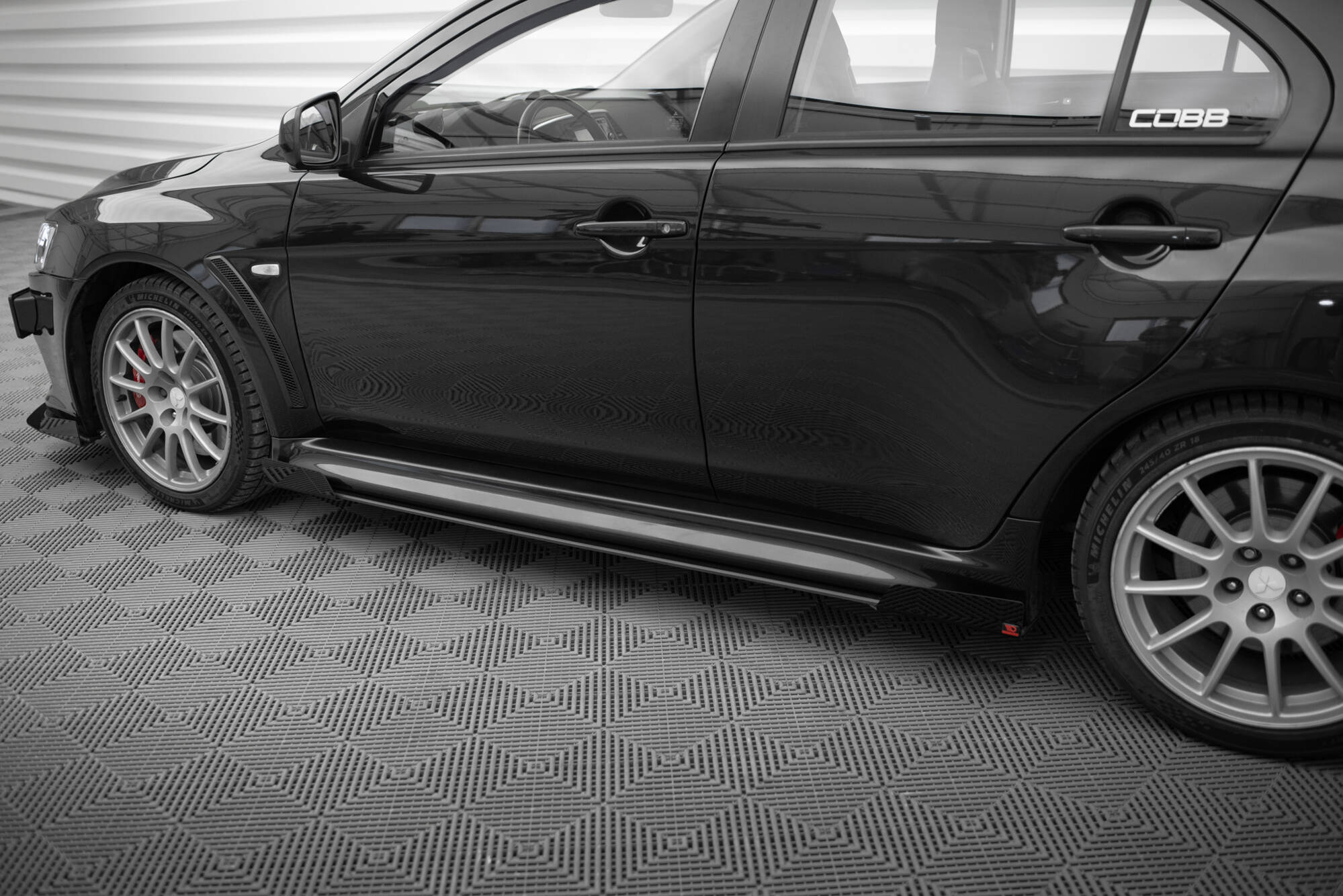 Sideskjørt Street Pro Med Flaps Mitsubishi Lancer EVO X - Bilde 3