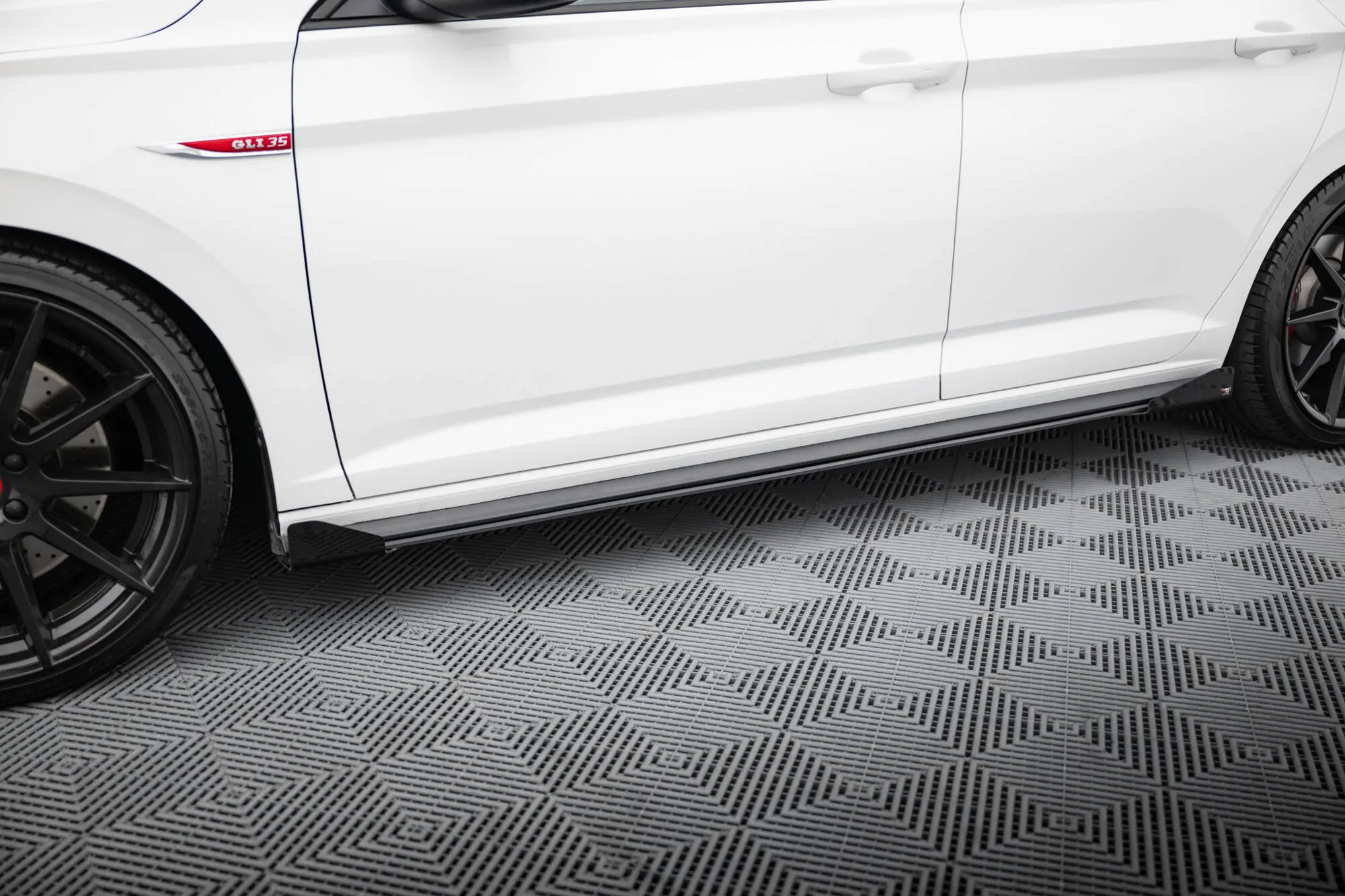 Sideskjørt Street Pro Med Flaps Volkswagen Jetta GLI Mk7